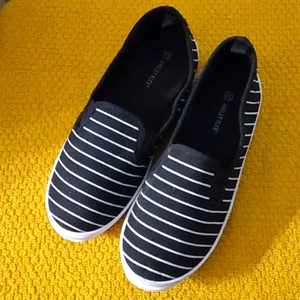 Ladies Ashley Blue, Slip-on Shoes, the color is black  Sz 11